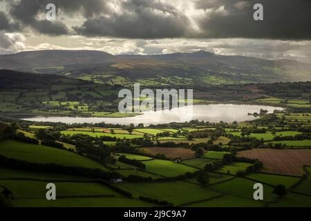 Blick über den Llangorse Lake vom Cockit Hill in den Brecon Beacons. Stockfoto