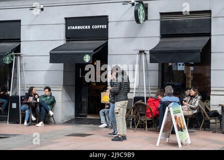 Madrid, Spanien. 12. März 2022. Gäste werden in der amerikanischen multinationalen Kette Starbucks Coffee Store in Spanien gesehen. (Bild: © Xavi Lopez/SOPA Images via ZUMA Press Wire) Stockfoto