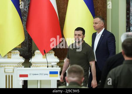 KIEW, UKRAINE - 22. MAI 2022 - der Präsident der Ukraine, Wolodymyr Zelenskyy (Front), und der Präsident der Republik Polen, Andrzej Duda, kommen für ihre Stockfoto