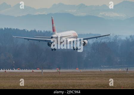 Zürich, Schweiz, 24. Februar 2022 Swiss International Airlines Airbus A320-214 Flugzeuge endgültiger Anflug auf die Landebahn 14 Stockfoto