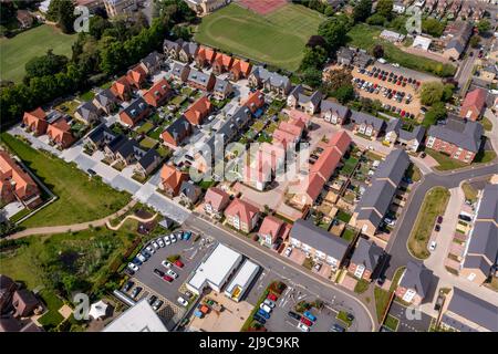 PETERBOROUGH, GROSSBRITANNIEN - 17. MAI 2022. Eine Luftaufnahme eines neu erbauten Wohngebiets in den Vororten von Peterborough mit einheitlichen Reihen von charakterlosem Hous Stockfoto