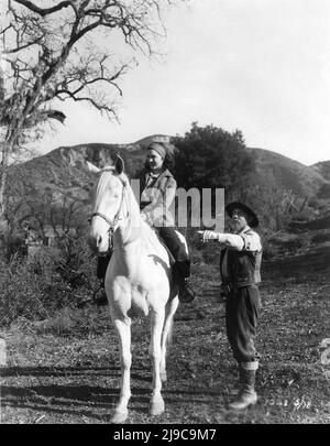 MARY BRIAN am Drehort zu Pferde während der Dreharbeiten zum LICHT DER WESTERN STARS 1930 Regisseure OTTO BROWER und EDWIN H. KNOPF Roman Zane Grey Paramount Picturs Stockfoto