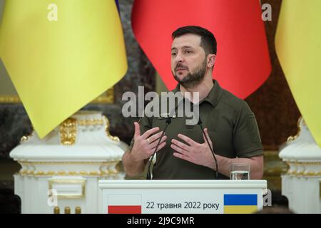 KIEW, UKRAINE - 22. MAI 2022 - der Präsident der Ukraine, Wolodymyr Zelenskyy, ist während einer gemeinsamen Pressekonferenz mit dem Präsidenten der Republik abgebildet Stockfoto