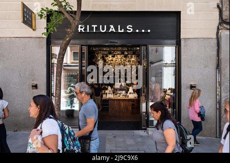 Madrid, Spanien. 17.. Mai 2022. Fußgänger laufen am niederländischen Kosmetikmarkt Rituals in Spanien vorbei. (Bild: © Xavi Lopez/SOPA Images via ZUMA Press Wire) Stockfoto