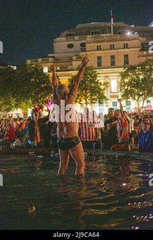 21/05/22, Sunderland AFC-Fans feiern bis in die Nacht auf dem Trafalgar Square, nachdem sie zur Meisterschaft befördert wurden Stockfoto