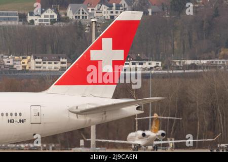 Zürich, Schweiz, 24. Februar 2022 Schweizer Kreuz auf dem Ruder einer Boeing 777-300ER Stockfoto