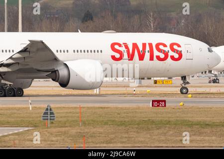 Zürich, Schweiz, 24. Februar 2022 die Boeing 777-300ER von Swiss International Airlines rollt zu ihrem Gate Stockfoto