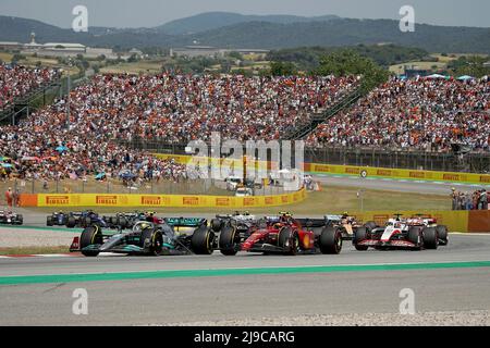 22. Mai 2022, Circuit de Catalunya, Barcelona, F1 Pirelli Grand Prix von Spanien 2022, im Bild Lewis Hamilton (GBR), Mercedes-AMG Petronas Formula One Team, Carlos Sainz Jr. (ESP), Scuderia Ferrari, Kevin Magnussen (DNK), Haas F1 Team, Mick Schumacher (GER), Haas F1 Team Stockfoto