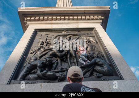 21/05/22, Sunderland AFC-Fans feiern bis in die Nacht auf dem Trafalgar Square, nachdem sie zur Meisterschaft befördert wurden Stockfoto