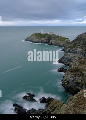 Blick auf den Leuchtturm South Stack auf der Isle of Anglesey von der Klippe. Stockfoto