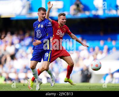 Chelsea's Mason Mount (links) und Watford's Tom Cleverley kämpfen während des Premier League-Spiels in Stamford Bridge, London, um den Ball. Bilddatum: Sonntag, 22. Mai 2022. Stockfoto