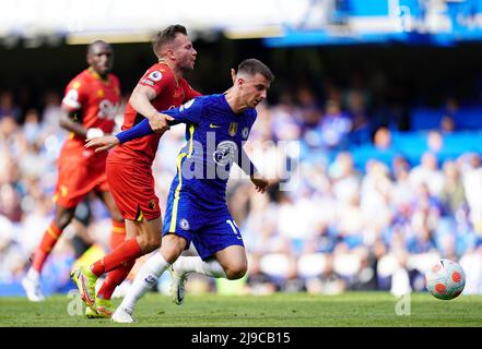 Watfords Tom Cleverley (links) und Chelsea's Mason Mount kämpfen während des Spiels der Premier League in Stamford Bridge, London, um den Ball. Bilddatum: Sonntag, 22. Mai 2022. Stockfoto