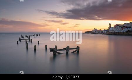 Sonnenaufgang über dem Old Pier und Peveril Point in Swanage. Stockfoto