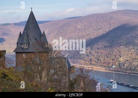 Burg Stahleck Turm mit Blick auf den Rhein an einem nebligen Herbsttag in Bacharach, Deutschland. Stockfoto