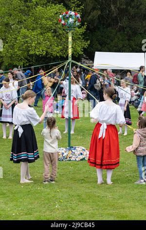 Auf der Hurstbourne Priors May Fair am 2. 2022. Mai, Hampshire, England, tanzen Kinder um den Maypole auf dem Dorfgrün Stockfoto