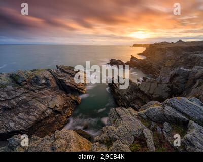 Sonnenuntergang von den Klippen in der Nähe von Porth Dafarch auf Anglesey. Stockfoto