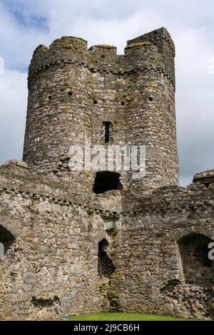 Ein Verteidigungsturm in den Außenwänden von Kidwelly Castle, von der äußeren Abteilung aus gesehen. Carmarthen, Wales, Großbritannien Stockfoto