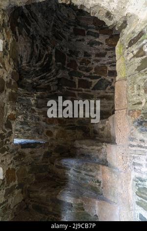 In einer Wendeltreppe aus Stein in einem Verteidigungsturm in den Außenwänden des Welsh Kidwelly Castle in Carmarthen, Wales, Großbritannien Stockfoto