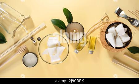 Set für selbstgemachte natürliche, umweltfreundliche Kokoswachs Kerzen, Docht, Parfüm, Aromaöl. Kerzen machen Utensilien.Trendy diy Kerzen für die Gesundheit auf beige Stockfoto