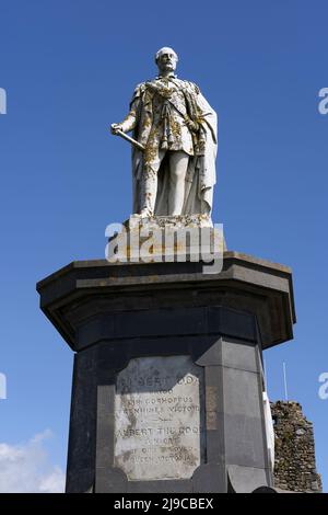 Das walisische Denkmal für Prinz Albert wurde 1865 auf dem Castle Hill in Tenby, Wales, errichtet. Sizilianische Marmorstatue in Uniform auf einem grauen Kalksteinsockel Stockfoto