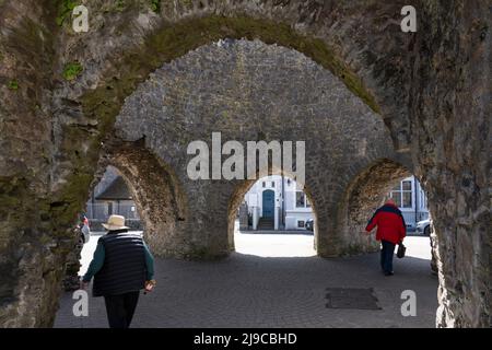 Die fünf Bögen, die von den Normannen im 13.. Jahrhundert erbaut wurden, sind Teil eines ursprünglichen Torhauses am Südwesttor zur Küstenstadt Tenby, Wales Stockfoto