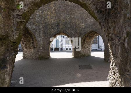 Die fünf Bögen, die von den Normannen im 13.. Jahrhundert erbaut wurden, sind Teil eines ursprünglichen Torhauses am Südwesttor zur Küstenstadt Tenby, Wales Stockfoto