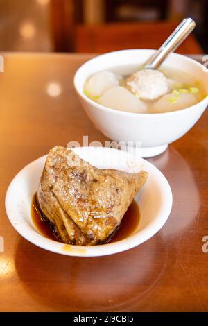 Reisknödel ist ein traditionelles chinesisches Reisgericht aus klejegem Reis und in Bambusblätter gehüllt, das Dragon Boat Festival macht und verzehrt Zongzi Stockfoto