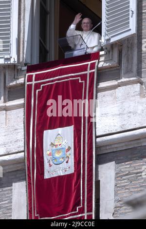Vatikanstadt, Vatikan. 22 Mai 2022. Papst Franziskus segnet während des Regina Coeli-Mittagsgebets vom Fenster seines Ateliers mit Blick auf den Petersplatz. Quelle: Maria Grazia Picciarella/Alamy Live News Stockfoto