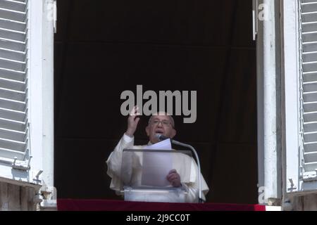 Vatikanstadt, Vatikan. 22 Mai 2022. Papst Franziskus segnet während des Regina Coeli-Mittagsgebets vom Fenster seines Ateliers mit Blick auf den Petersplatz. Quelle: Maria Grazia Picciarella/Alamy Live News Stockfoto