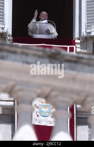 Vatikanstadt, Vatikan. 22 Mai 2022. Papst Franziskus segnet während des Regina Coeli-Mittagsgebets vom Fenster seines Ateliers mit Blick auf den Petersplatz. Quelle: Maria Grazia Picciarella/Alamy Live News Stockfoto