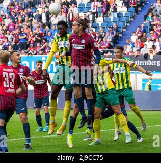 Sport, Fußball, Niederrheincup 2021/2022, Finale, SV Straelen vs Wuppertaler SV 1-0, Schauinsland-Reisen-Arena in Duisburg, Spielort, f.l.t.r. Niklas Heidemann (WSV), Kevin Pytlik (WSV), Moritz Montag (WSV), Dacain Dacruz Baraza (Str), Semir Saric (WSV), Fabio Daniel Simoes Ribeiro (Str) Stockfoto