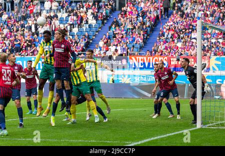 Sport, Fußball, Niederrheincup 2021/2022, Finale, SV Straelen vs Wuppertaler SV 1-0, Schauinsland-Reisen-Arena in Duisburg, Spielort, f.l.t.r. Niklas Heidemann (WSV), Kevin Pytlik (WSV), Moritz Montag (WSV), Dacain Dacruz Baraza (Str), Semir Saric (WSV), Fabio Daniel Simoes Ribeiro (Str), Marco Koenigs (WSV), Felix Backszat (WSV), Torwart Sebastian Patzler (WSV) Stockfoto