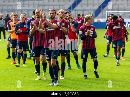 Sport, Fußball, Niederrheincup 2021/2022, Finale, SV Straelen vs. Wuppertaler SV 1-0, Schauinsland-Reisen-Arena in Duisburg, nach der Schlusspfeife bedanken sich die Wuppertaler Spieler bei den Fans für ihre Unterstützung Stockfoto