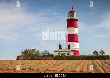 Happisburgh Lighthouse, der älteste funktionierende Leuchtturm in Großbritannien, der sich an einem angenehmen Frühlingstag in North Norfolk, Großbritannien, befindet Stockfoto