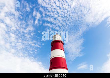Happisburgh Lighthouse, der älteste funktionierende Leuchtturm in Großbritannien, der sich an einem angenehmen Frühlingstag in North Norfolk, Großbritannien, befindet Stockfoto