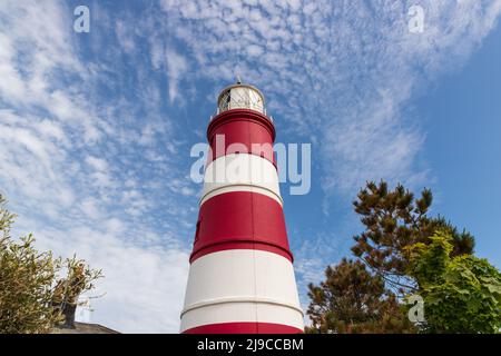 Happisburgh Lighthouse, der älteste funktionierende Leuchtturm in Großbritannien, der sich an einem angenehmen Frühlingstag in North Norfolk, Großbritannien, befindet Stockfoto