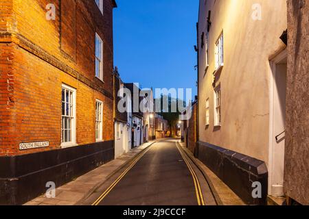 Im historischen Zentrum von Chichester fällt die Nacht. Stockfoto