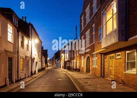 Im historischen Zentrum von Chichester fällt die Nacht. Stockfoto