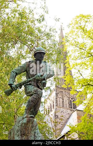 Soldat auf dem Kriegsdenkmal vor der St. Cuthbert's Church in Darlington, County Durham, England. Eine Statue eines Soldaten steht oben auf dem Denkmal für die verkauften Stockfoto