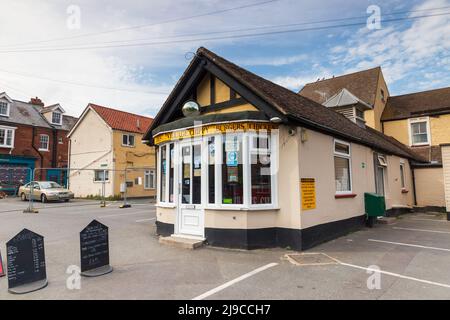 Außenansicht von Mundesley Village Chippy, Chip Shop in North Norfolk in Großbritannien Stockfoto