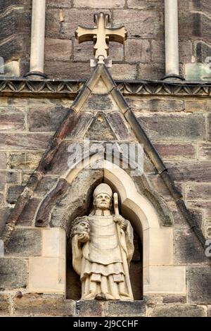 Darstellung des heiligen Cuthbert über dem Eingang zur Kirche des heiligen Cuthbert in Darlington, Grafschaft Durham, England. Cuthbert von Lindisfarne lebte während der 7 Stockfoto