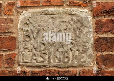 Alte Plakette auf Bull Wynd in Darlington, County Durham, England. Der Schriftzug auf der in die Wand eingebetteten Plakette wurde beschädigt. Stockfoto