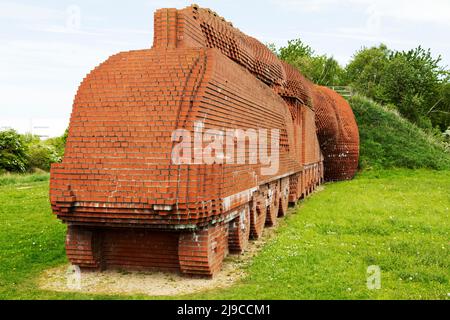 Darlington Brick Train in Darlington, County Durham, England. Die Ziegelskulptur zeigt eine rasende Mallard-Lokomotive. Stockfoto