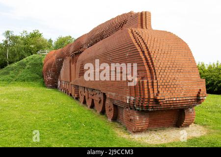 Darlington Brick Train in Darlington, County Durham, England. Die Ziegelskulptur zeigt eine rasende Mallard-Lokomotive. Stockfoto