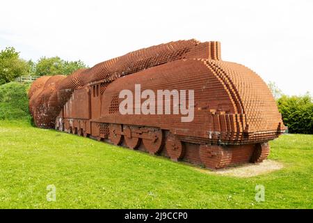 Darlington Brick Train in Darlington, County Durham, England. Die Ziegelskulptur zeigt eine rasende Mallard-Lokomotive. Stockfoto