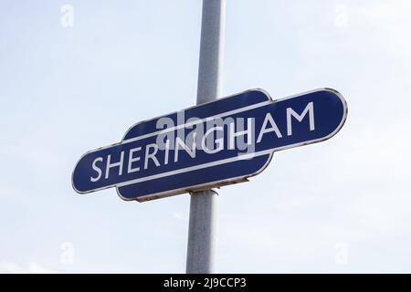 Wegweiser für den Bahnhof Sheringham auf der Poppy Line in North Norfolk, Großbritannien Stockfoto