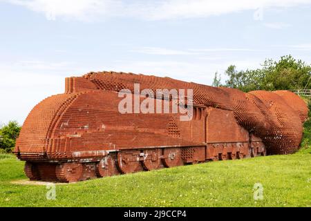 Darlington Brick Train in Darlington, County Durham, England. Die Ziegelskulptur zeigt eine rasende Mallard-Lokomotive. Stockfoto