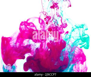 Violette und blaue Tinte in Wasser Stockfoto