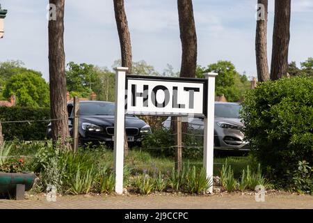 Beschilderung zum holt Bahnhof auf der Poppy Line in North Norfolk, Großbritannien Stockfoto