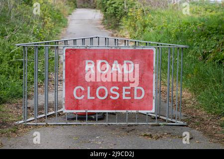 UK Road Closed Sign informiert über eine geschlossene Straße aufgrund von Küstenerosion in Happisburgh, North Norfolk im Vereinigten Königreich Stockfoto